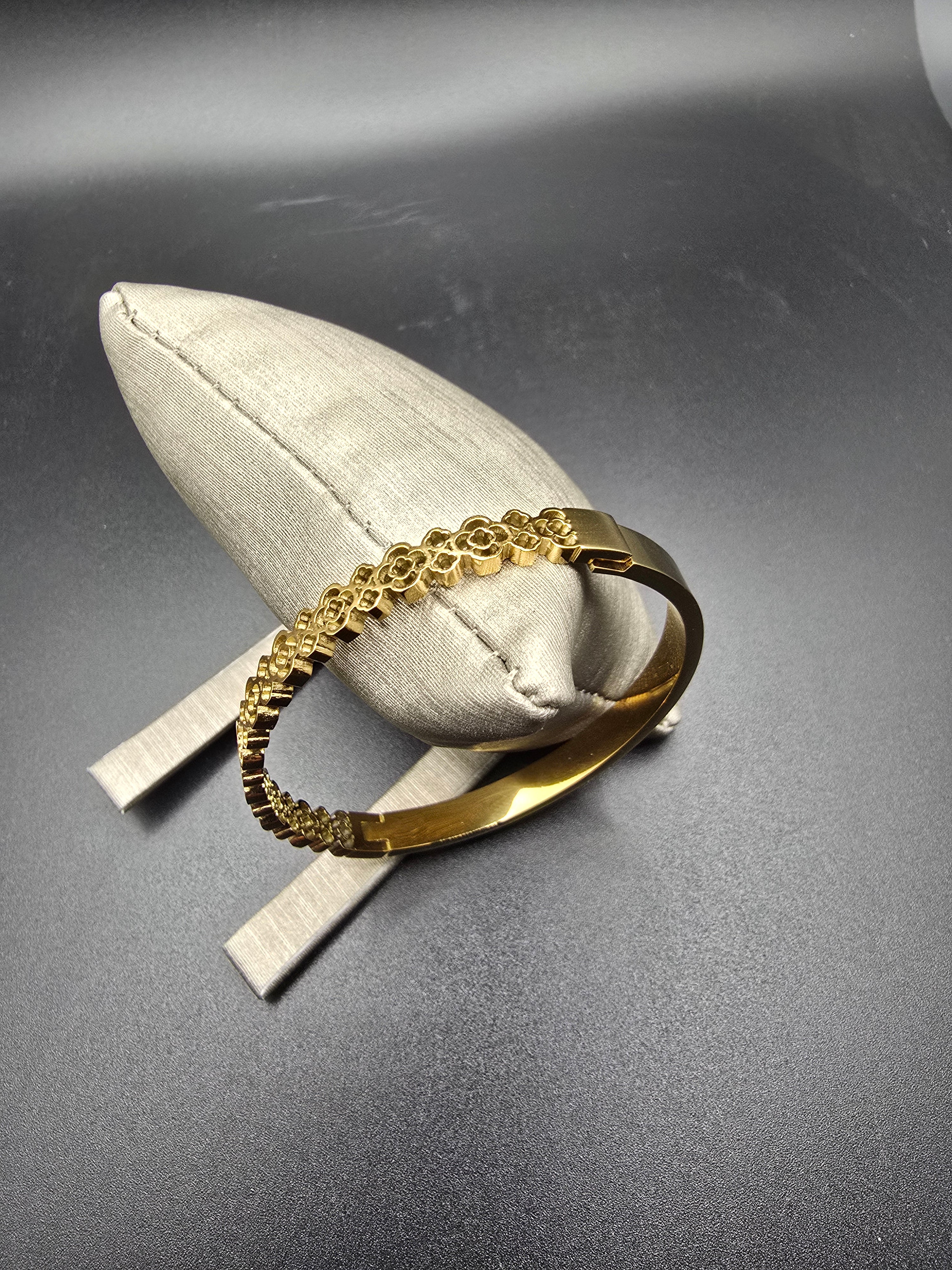 Gold Floral Bangle Bracelet Metal Flower Design 6cm Fashion Jewelry